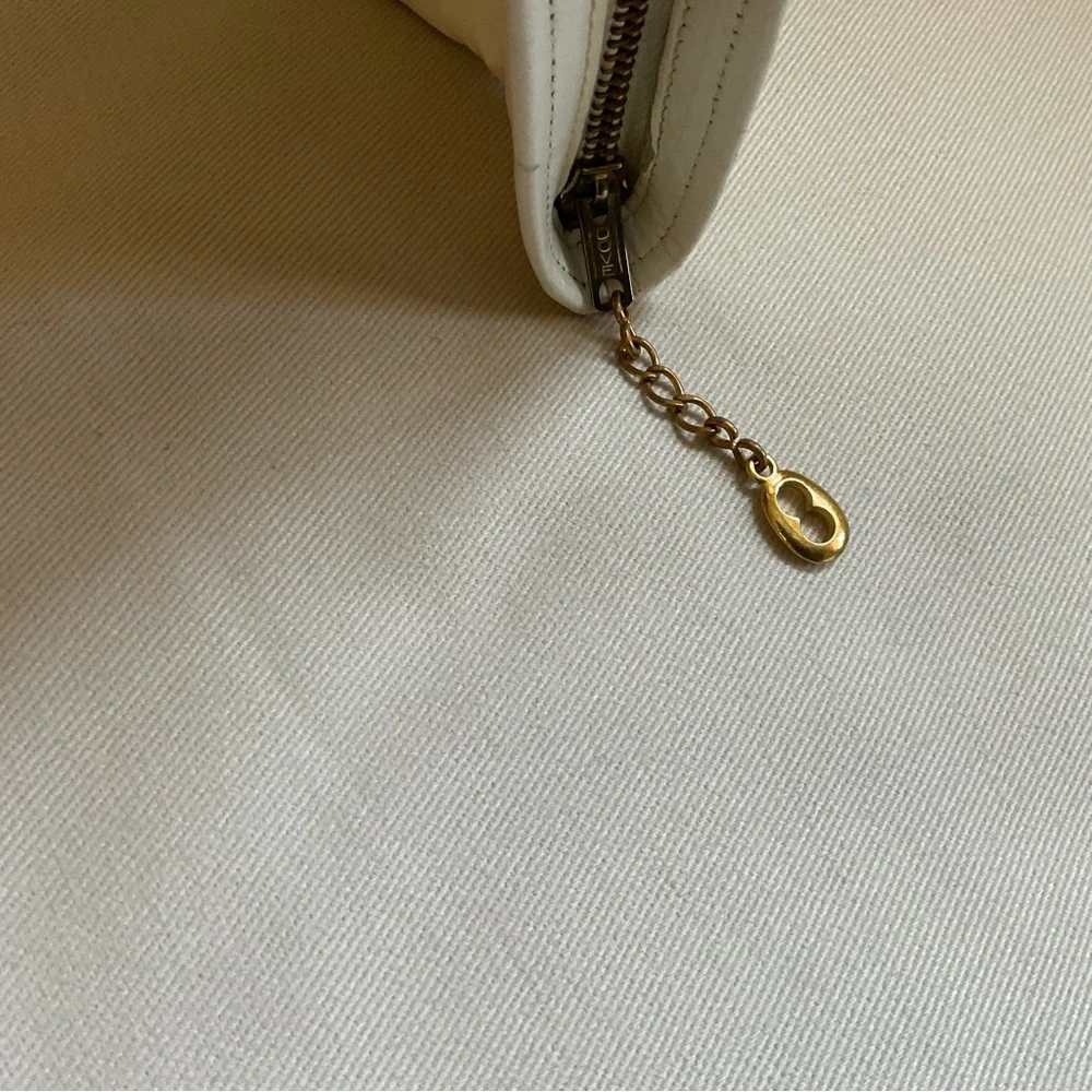 Vintage 70's Dove Zipper White Leather Understated Clutch Purse Bag - Picture 7 of 9